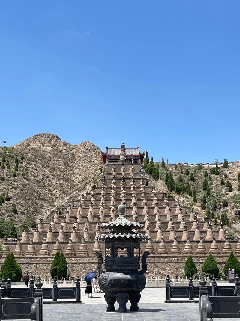 请写108塔的参观记字数在400字以上。