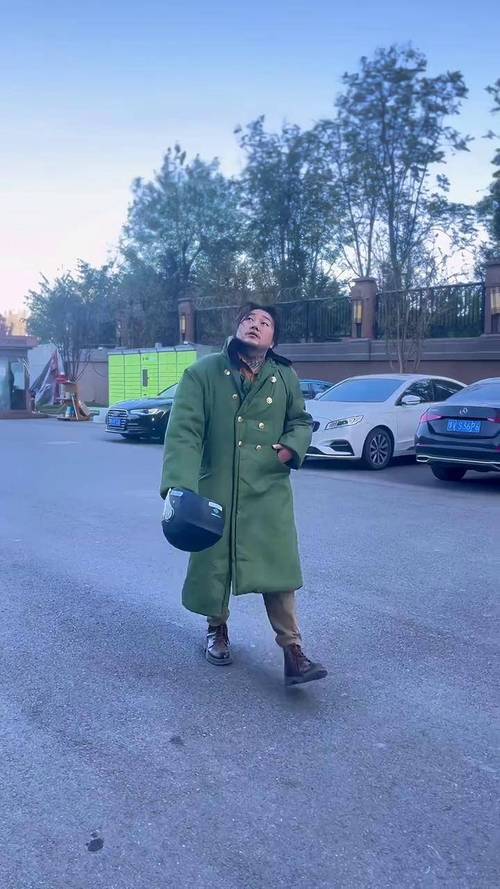 男士十个简单站立拍照姿势大衣图1