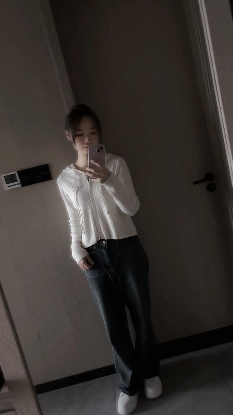 照镜子和照手机里的自己哪个更真实一点?