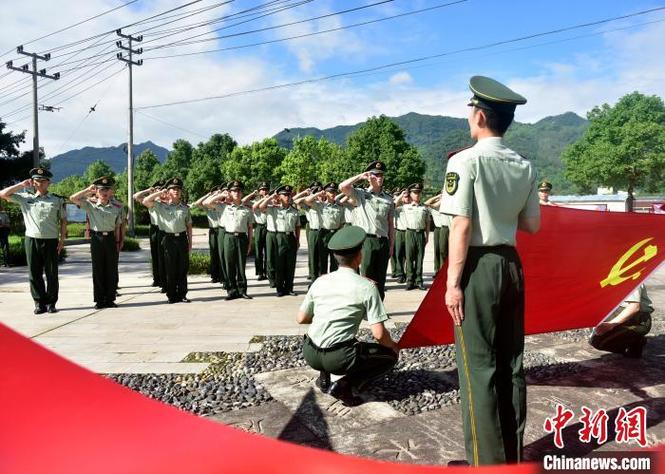 面对党旗宣誓的照片怎么拍好看