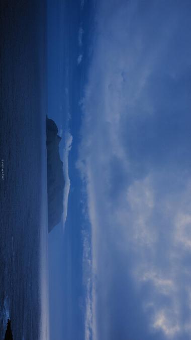 蓝色背景照片穿什么颜色衣服好看图1