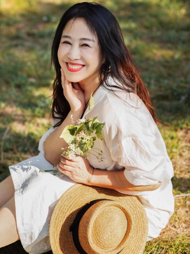 五十多岁的女人怎么拍照好看