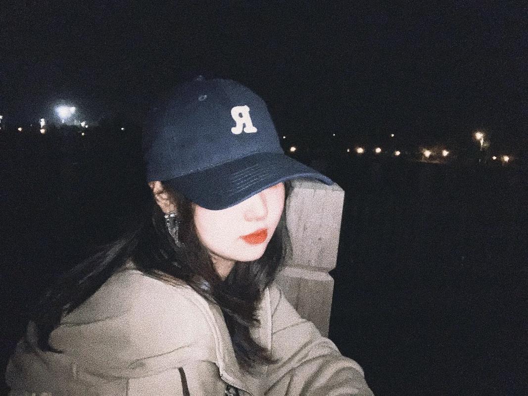 拍摄带帽子的人像照片,利用帽子可以怎么摆姿势?