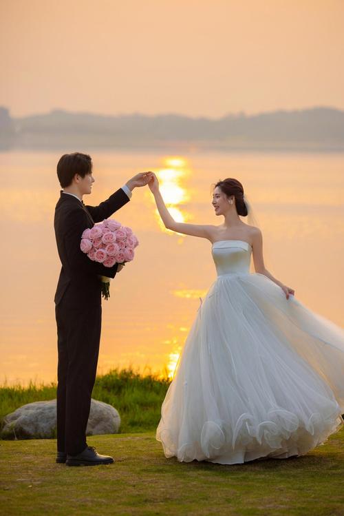 婚纱照动作摆姿势,拍婚纱照姿势的摆法图