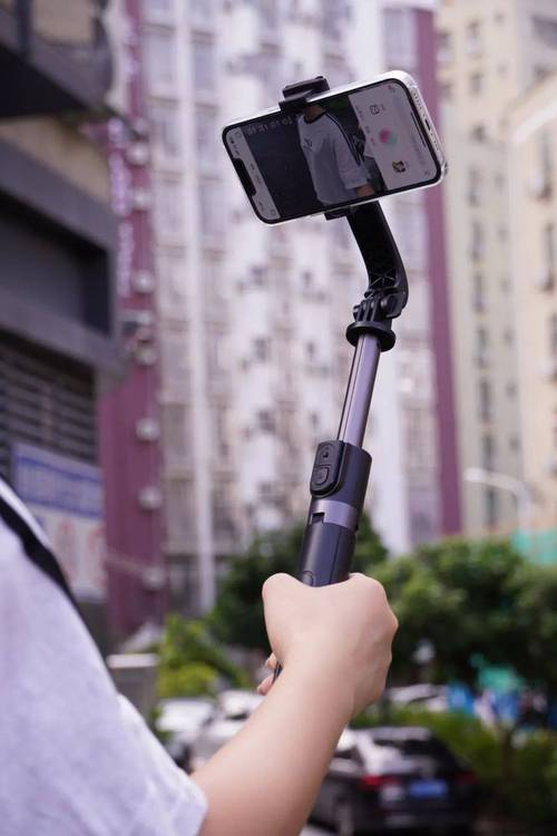 自拍杆拍照姿势的摆法