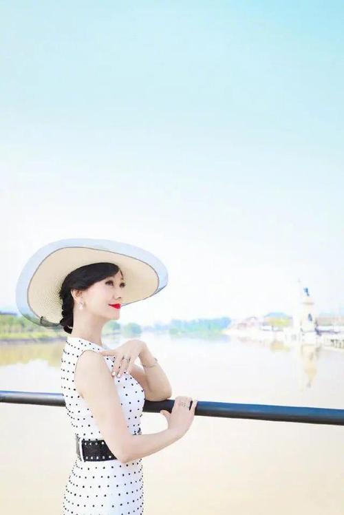 中老年拍照姿势的摆法