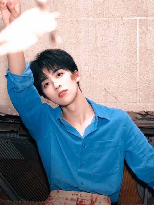 何洛洛对镜自拍发图,他对镜自拍哪个角度最显示出他的帅气?