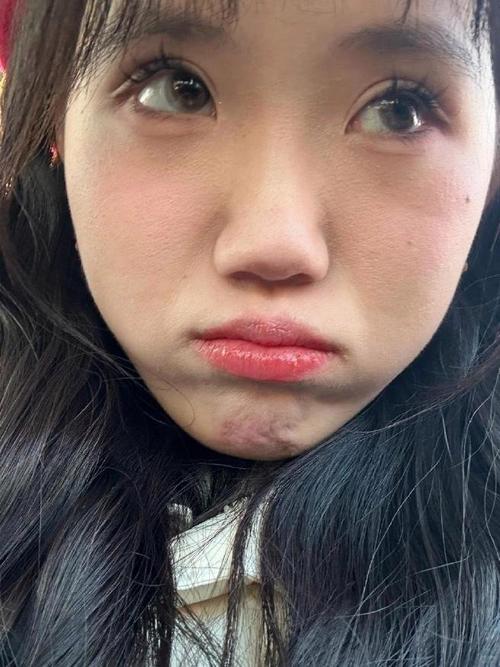 ...单反拍来的照片,人脸会感觉很不一样,脸型都不一样,就像瘦过脸一样...