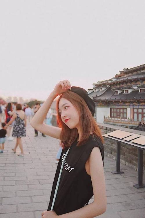 拍照姿势手怎么放