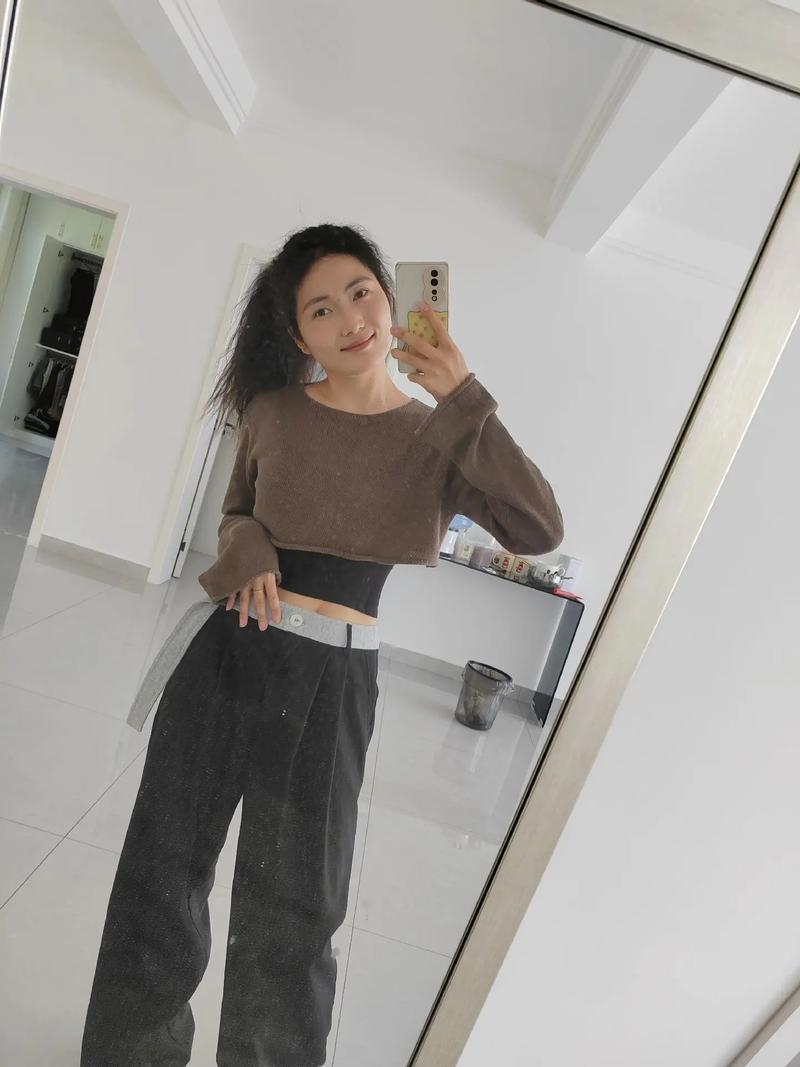 照镜子和照手机里的自己哪个更真实一点?