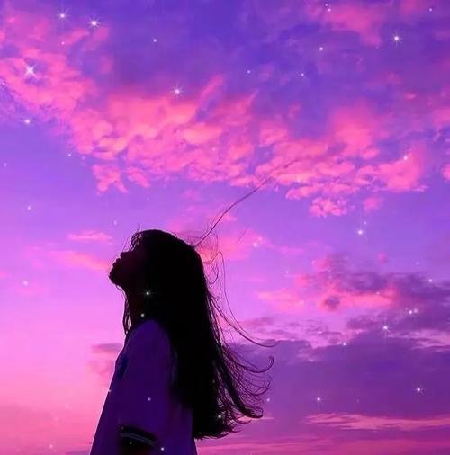 紫色衣服美女背景图片