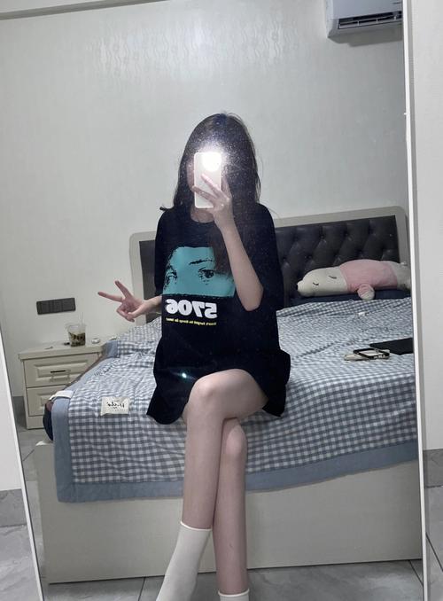 拍照时总是找不好角度,应当怎么拍照显得腿又细又长?