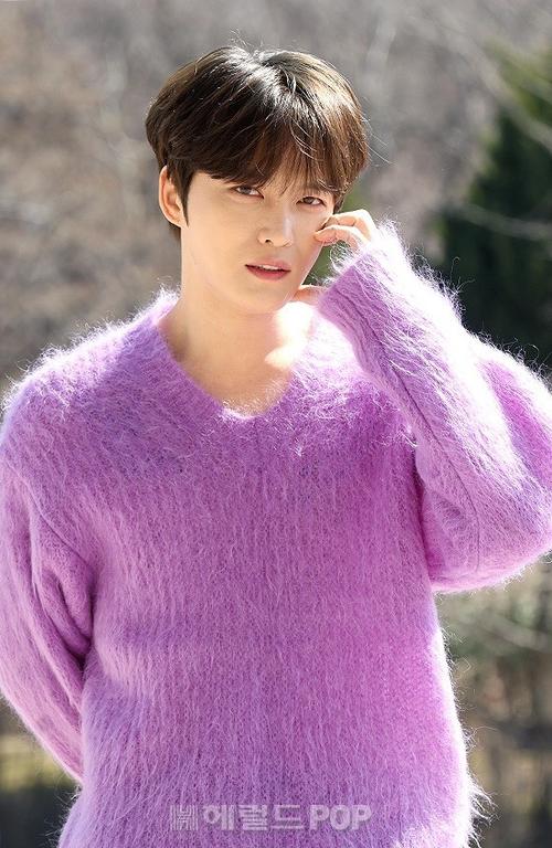 求金在中紫色背景图片