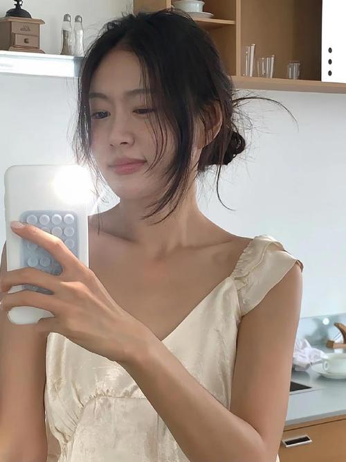 如何利用镜子拍出好看的照片-对镜自拍的技巧有哪些