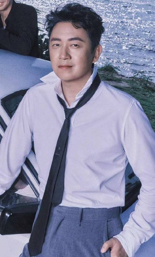 潘粤明晒死亡角度自拍调侃,难道明星也把握不住死亡角度吗?