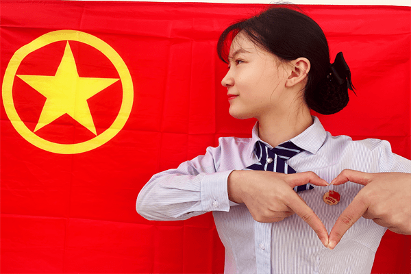 宣誓拍照角度怎么拍图1