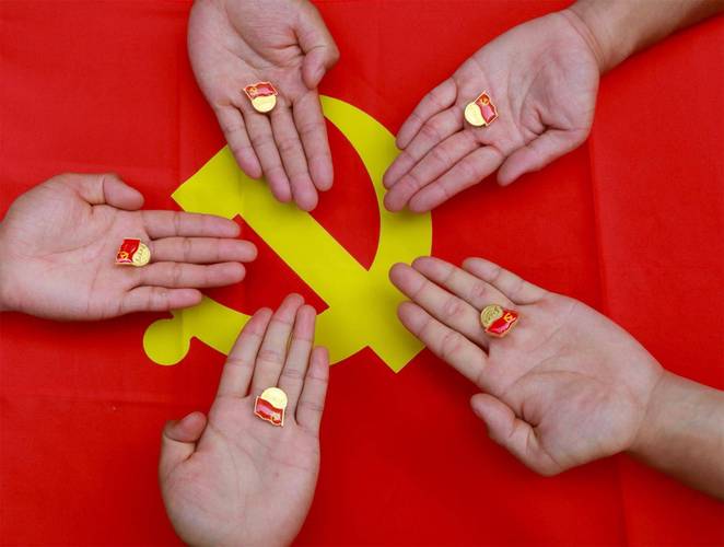 面对党旗宣誓的照片怎么拍好看