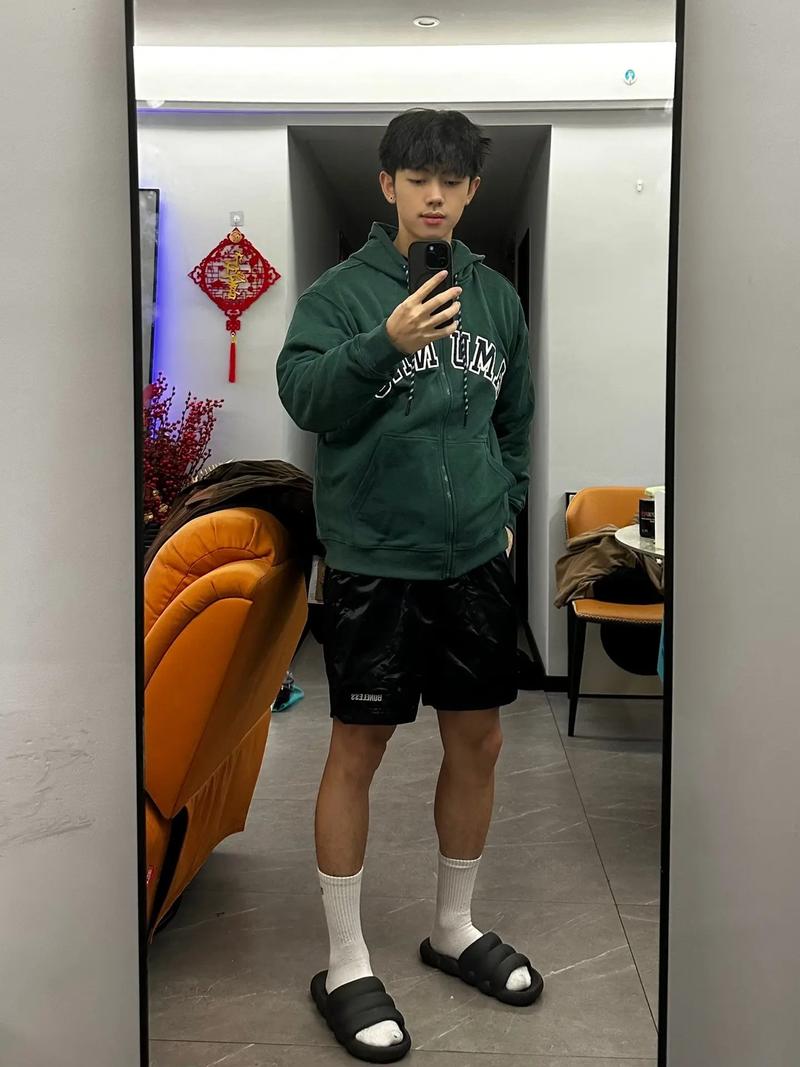 男生自拍角度怎么拍照好看图1