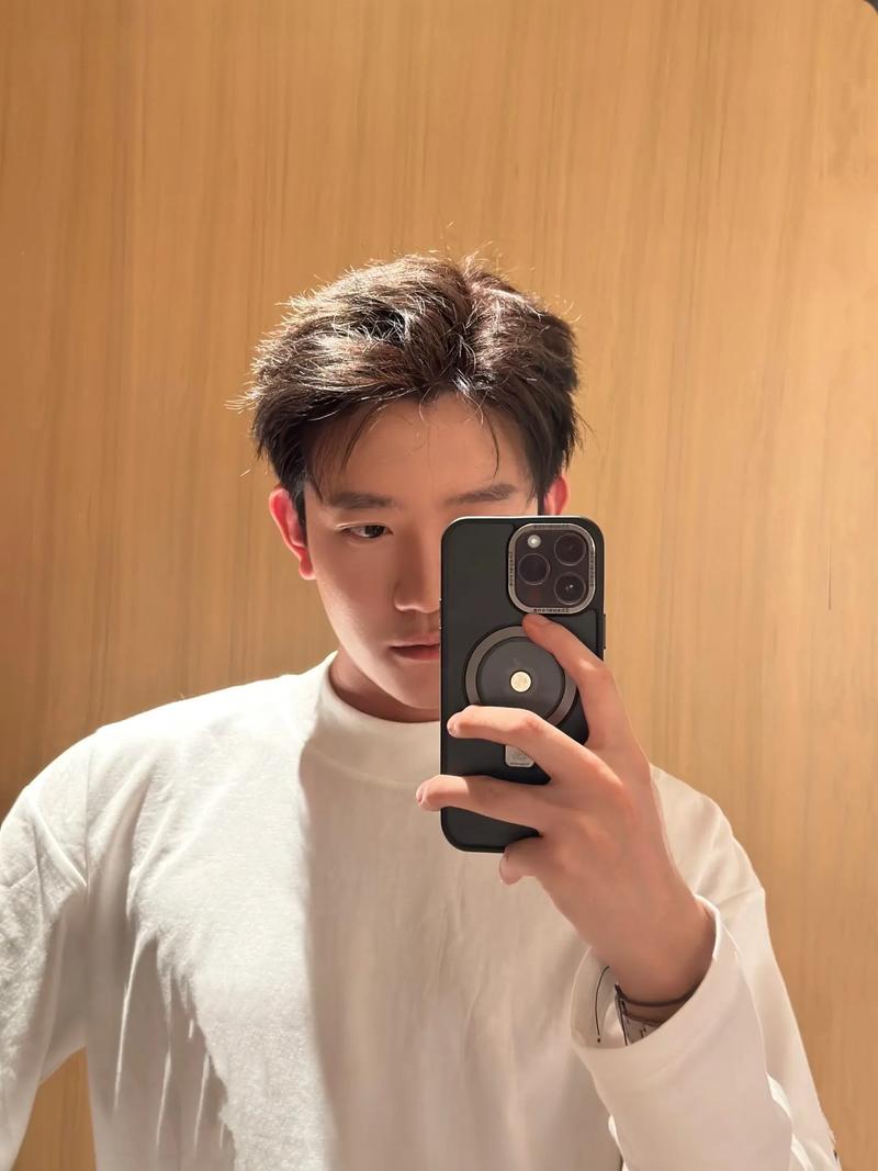 男生自拍角度怎么拍照好看图片图2