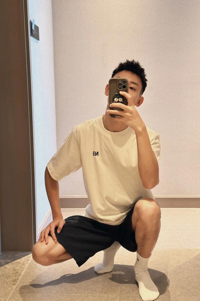 男生自拍角度怎么拍照好看图片图1