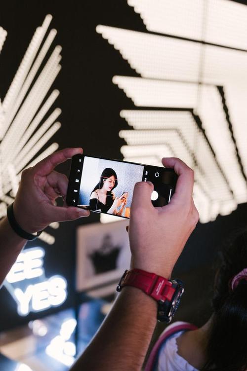 今日相机我不设拍摄同步能同步看到其它人的拍照吗