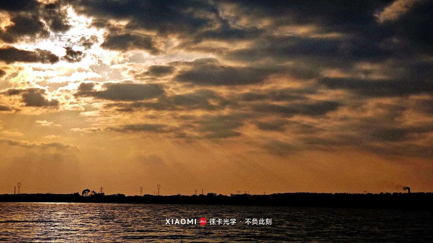 为什么我用手机水印相机拍出来的照片很模糊,而用手机自带相机拍出来的照...