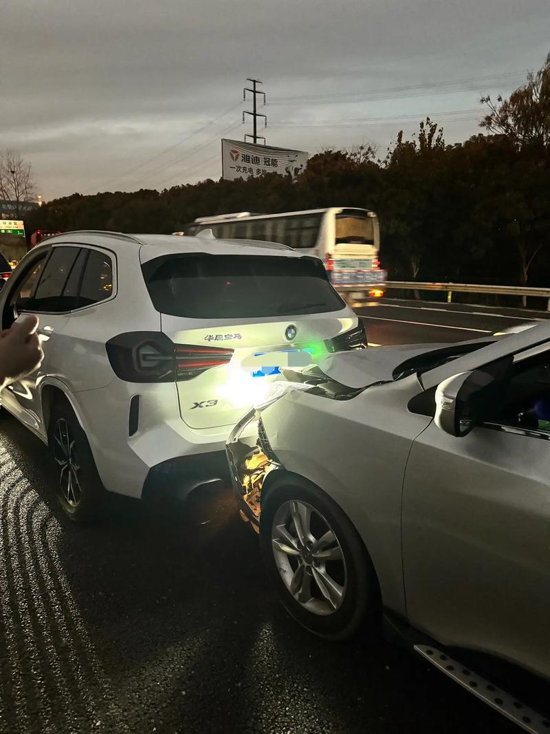 高速上撞车如何拍照