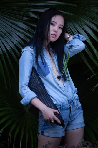 Photoshop调出草地清纯女孩蓝色艺术效果