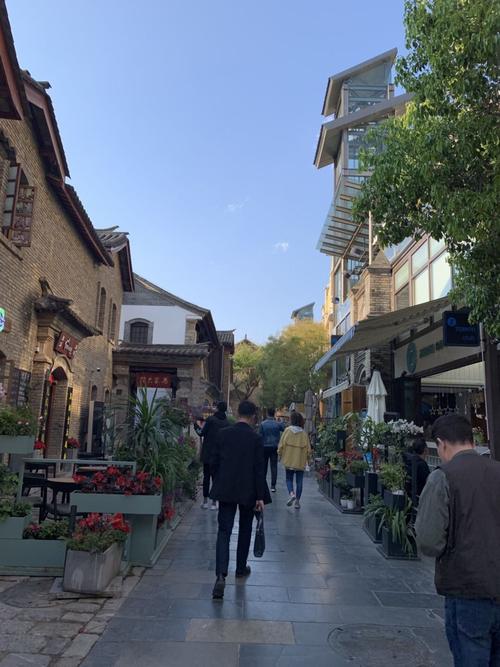 昆明钱王街上的哪些景点适合游客拍照?