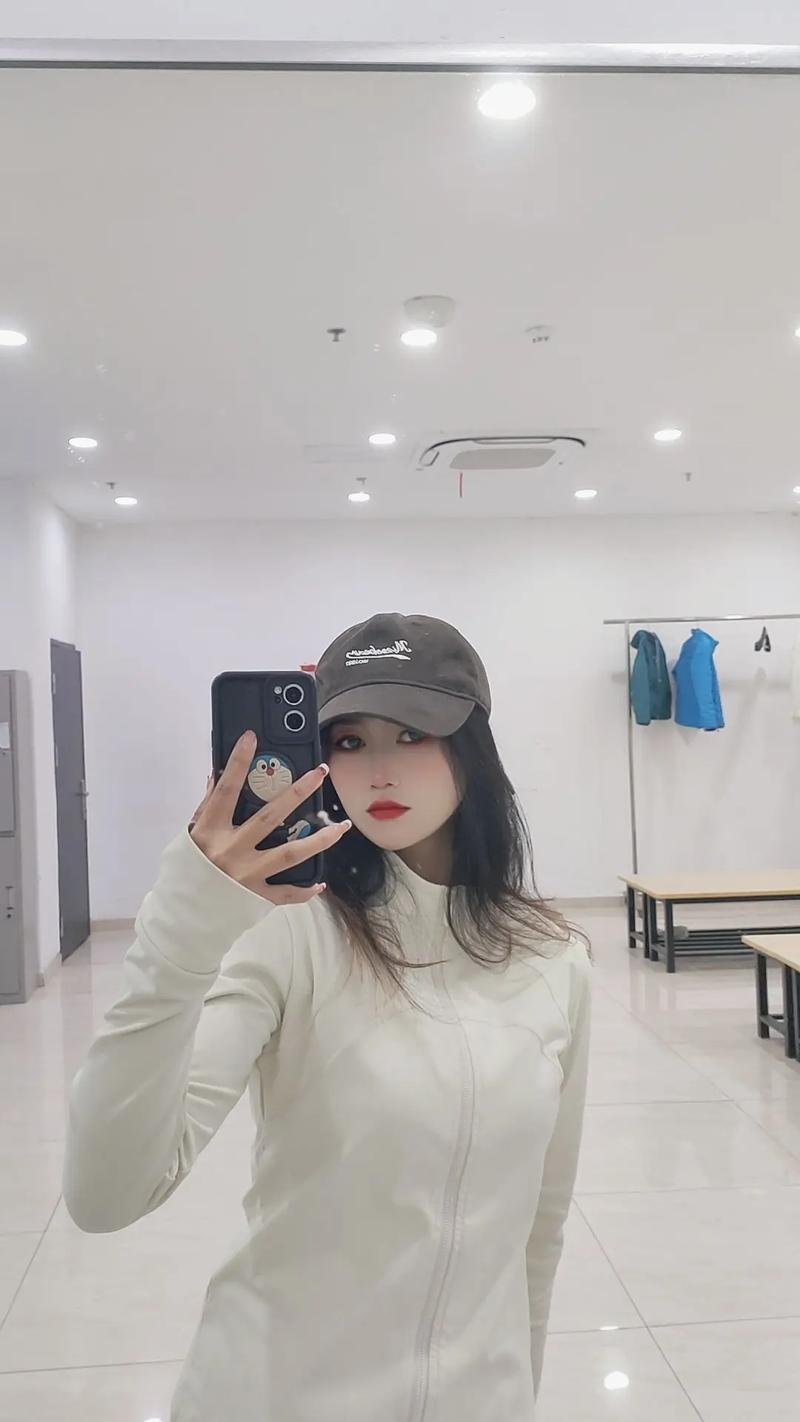 照镜子和照手机里的自己哪个更真实一点?