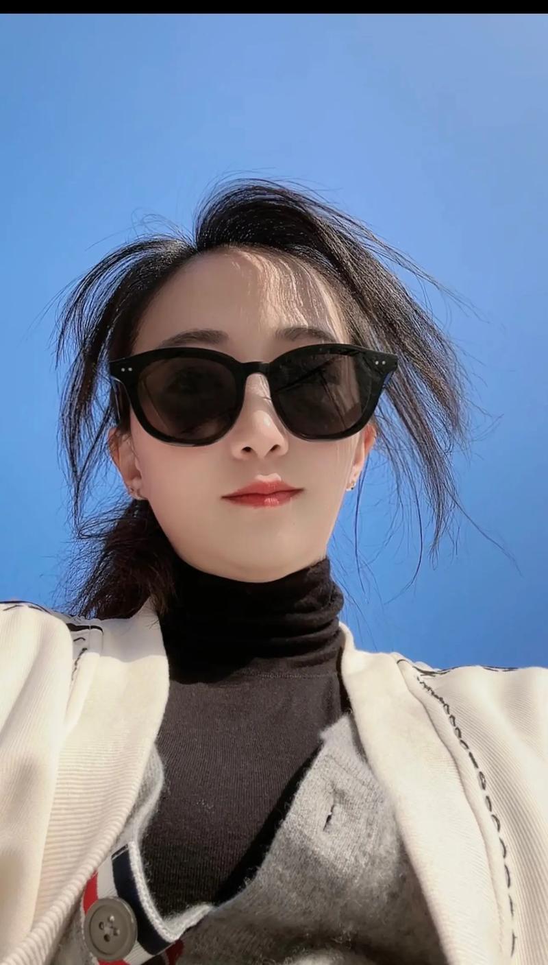 拍蓝底照片穿什么颜色衣服好看