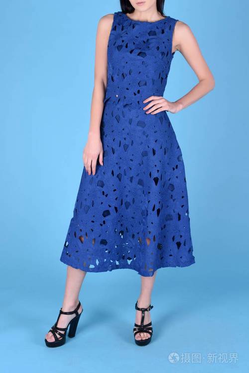 蓝色背景照片穿什么衣服好看