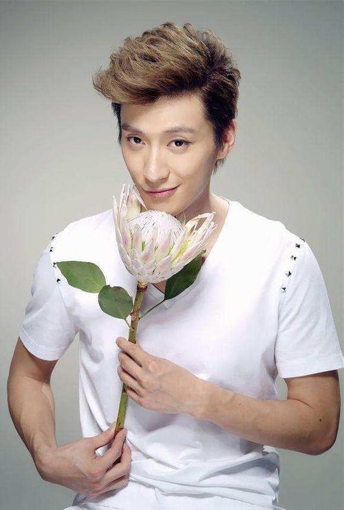 潘粤明晒死亡角度自拍调侃,难道明星也把握不住死亡角度吗?