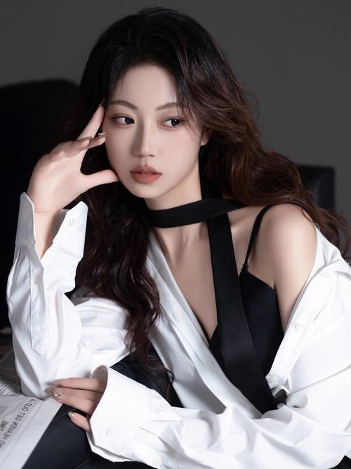 女人室内自拍怎么拍照好看女生8个室内拍照姿势简单自然上镜