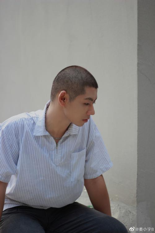 头发非常短的男生怎么照相比较好看