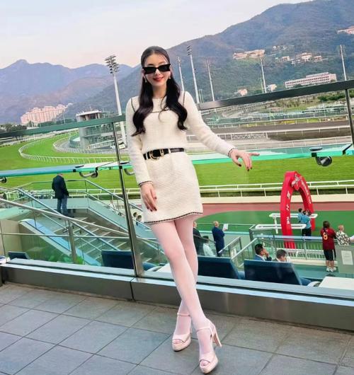 45度手机拍照角度演示小女孩图3