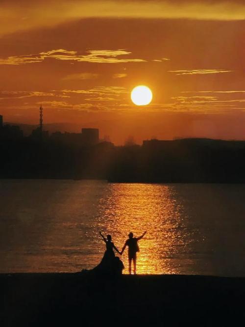 如何在逆光条件下用手机拍出唯美的风景照片?