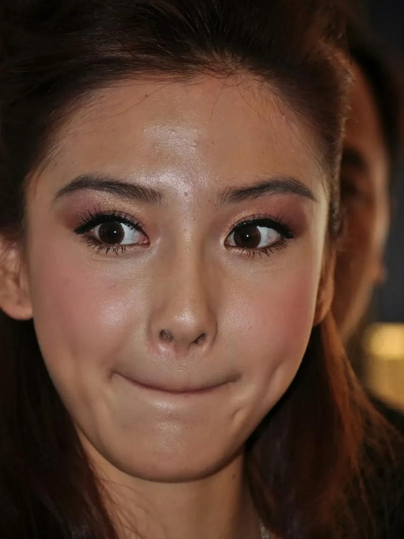 杨颖最新生图和精修差距大,脸部两边不对称,她的脸是怎么了?