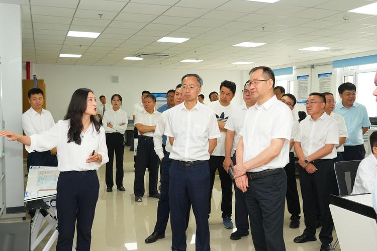 领导工作照拍照技巧与角度分析图1