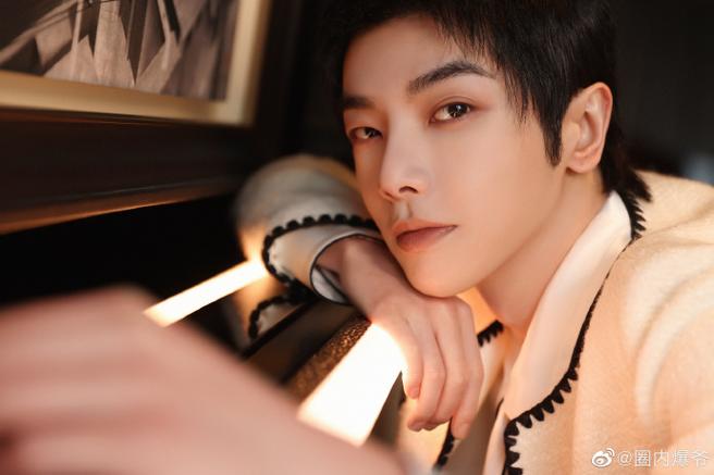 花花华晨宇绿洲更新怼脸自拍照,有哪些明星扛得住“死亡角度”的...