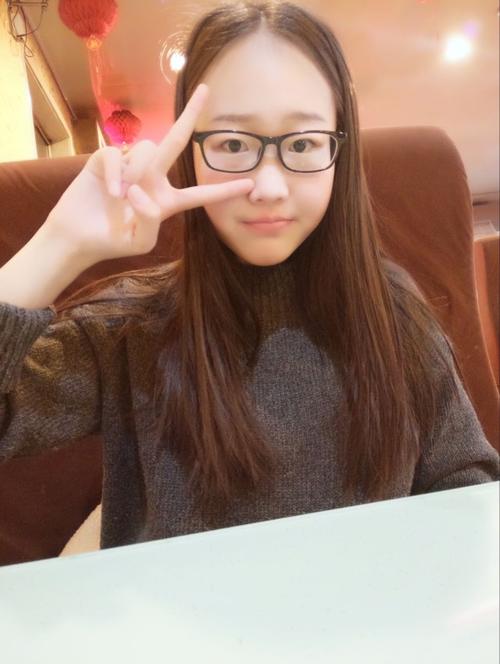 明明颜值很高,这7位女神男神,却总爱死亡自拍,角度还清奇