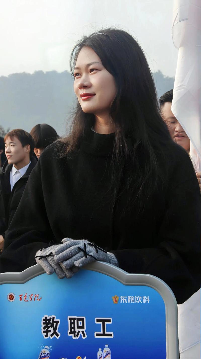 入狱拍照举牌图片背景图2