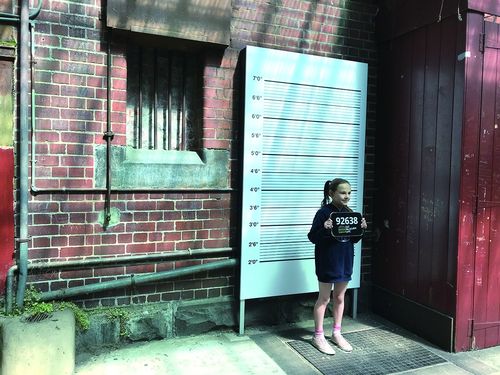 国外入狱拍照时犯人手上拿的那是什么板?