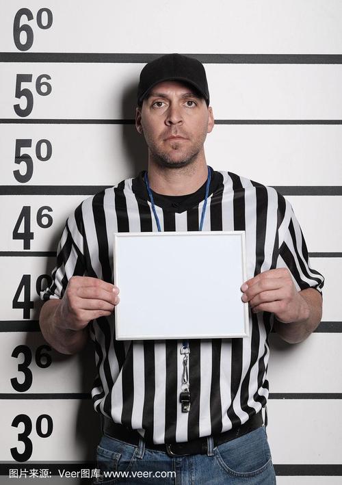 如下图的图片谁有?就监狱里照的那种相。一个人拿着牌子、背景是身高图...