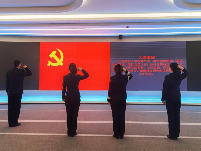 面对党旗宣誓的照片怎么拍好看