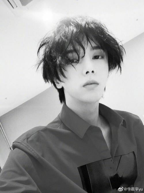 花花华晨宇绿洲更新怼脸自拍照,有哪些明星扛得住“死亡角度”的...