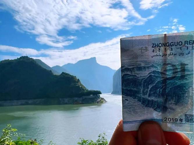 ...50元、100元纸币的背面图案分别是哪里的风景?