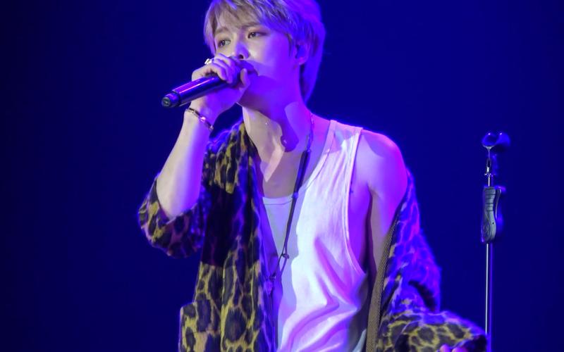 求金在中紫色背景图片