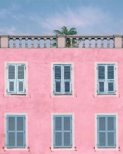 粉色背景照片配什么颜色衣服图2