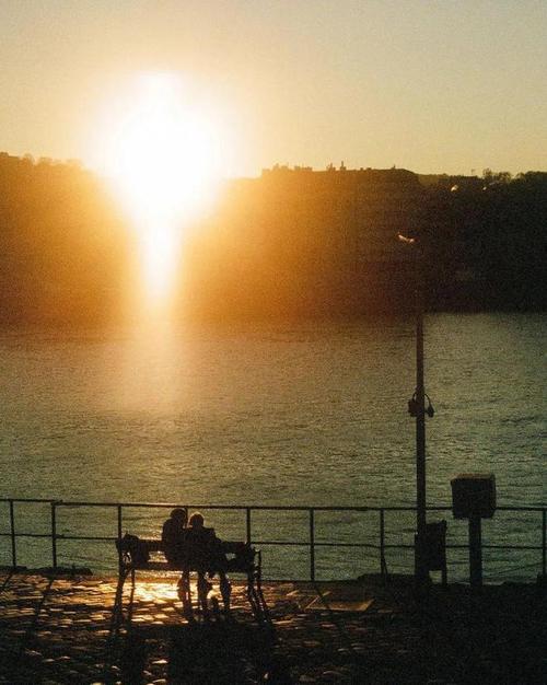 如何在逆光条件下用手机拍出唯美的风景照片?